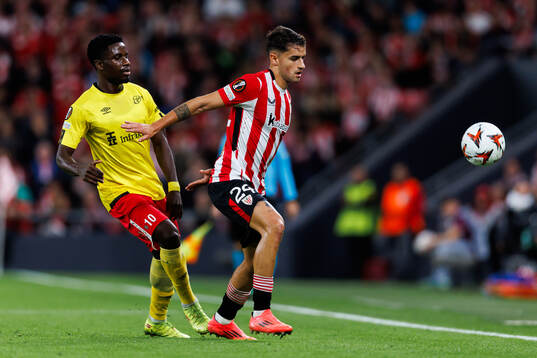Michael Baidoo of Elfsborg and Benat Prados of Athletic