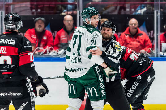Linjedomare Mathias Naperotti och Färjestads Viktor Lodin