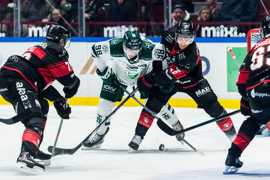 Färjestads Marian Studenic och Malmö Redhawks Matias