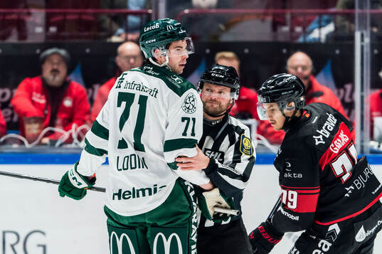 Linjedomare Mathias Naperotti och Färjestads Viktor Lodin