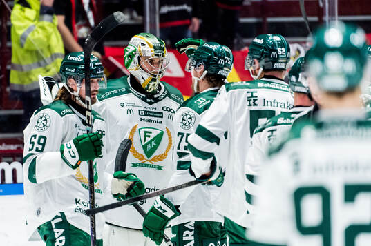 Färjestads målvakt Damian Clara jublar
