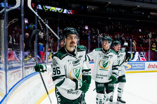 Färjestads David Tomasek jublar