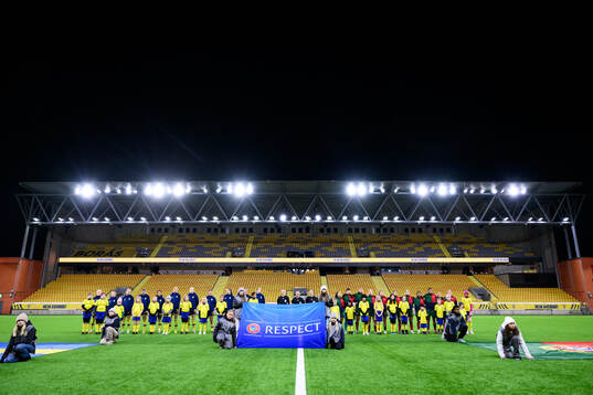 Players of Sweden and of Portugal at lineup