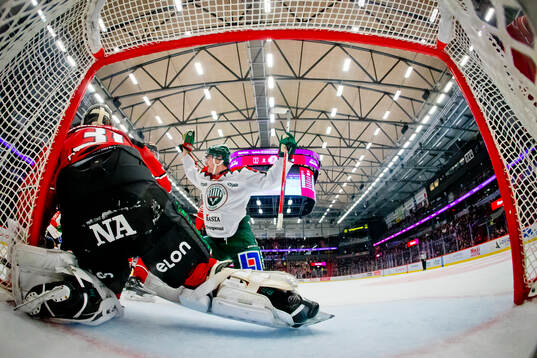 Frölundas Filip Cederqvist jublar vid 2-3 målet