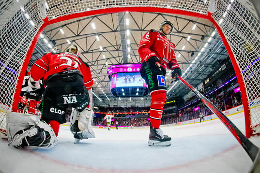 Örebros målvakt Jonas Arntzen och Filip Berglund deppar