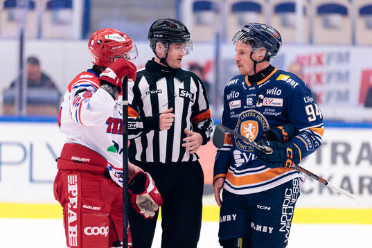 Domare Daniel Eriksson och Växjös Joel Persson
