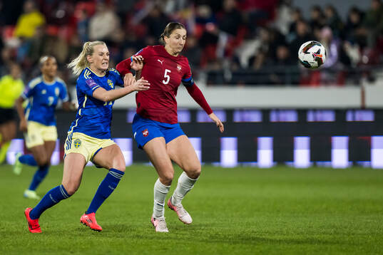 Stina Blackstenius of Sweden and Violeta Slovic of Serbia