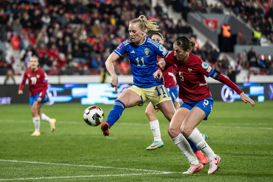 Stina Blackstenius of Sweden and Violeta Slovic of Serbia