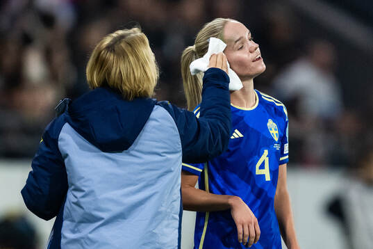 Physio Annica Näsmark wipes green color of Hanna Lundkvist