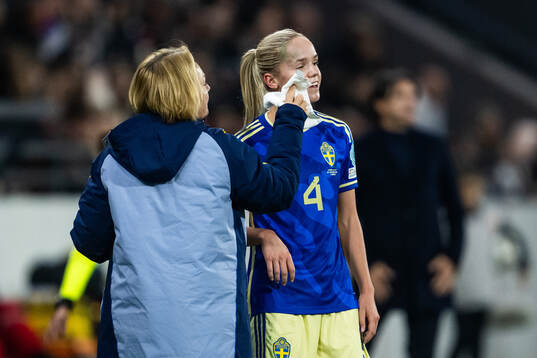 Physio Annica Näsmark wipes green color of Hanna Lundkvist