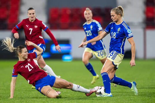 Zivana Stupar of Serbia and Fridolina Rolfö of Sweden