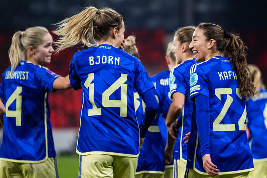 Nathalie Björn celebrates with Rusul Rosa Kafaji of Sweden