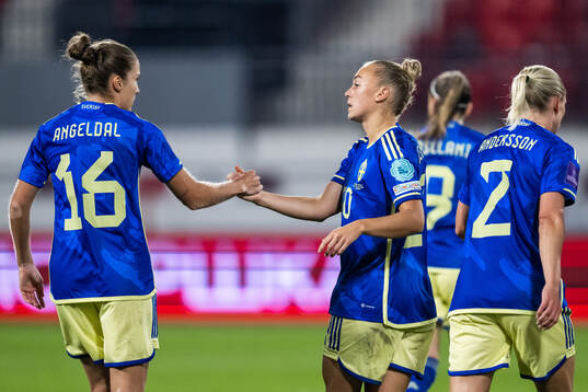 Filippa Angeldahl celebrates with Hanna Bennison of Sweden