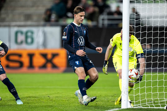 Erik Botheim of Malmö FF celebrates the 2-1 goal