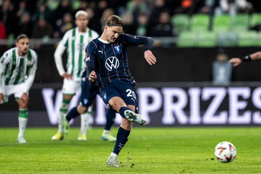 Erik Botheim of Malmö FF scores the 2-1 goal