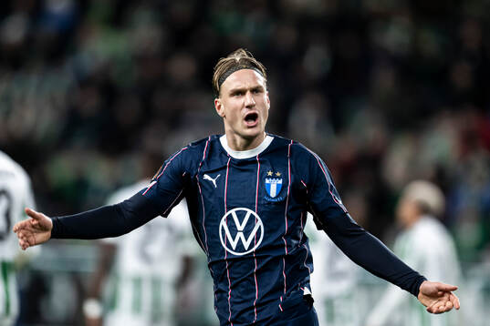 Erik Botheim of Malmö FF celebrates the 2-1 goal