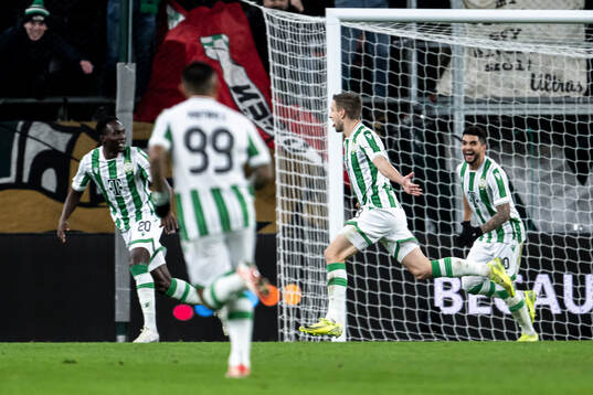 Barnabas Varga of Ferencvaros celebrate the 2-0