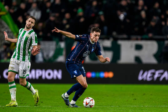 Barnabas Varga of Ferencvaros and Colin Rösler +of Malmö