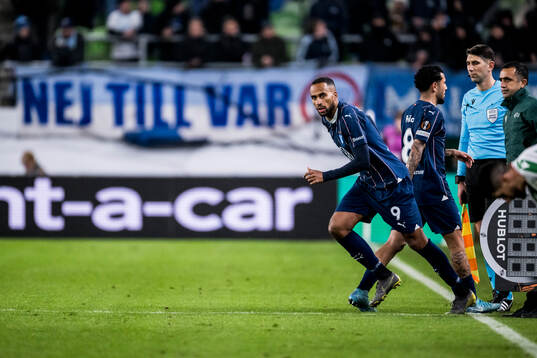 Isaac Kiese Thelin and Sergio Pena of Malmö FF