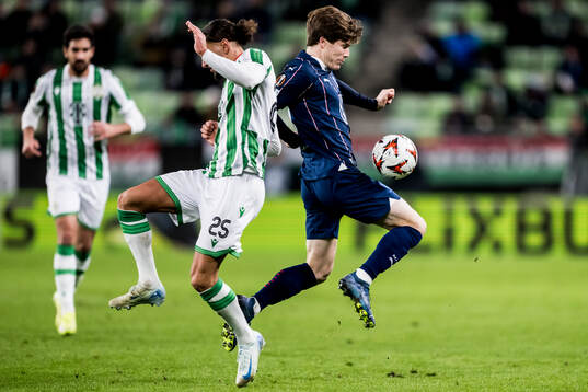 Cebrails Makreckis of Ferencvaros and Oliver Berg of Malmö