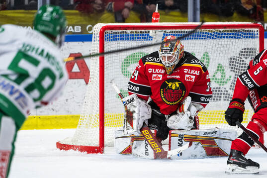 Rögles Filip Johansson gör 1-4 på Luleås målvakt Joel