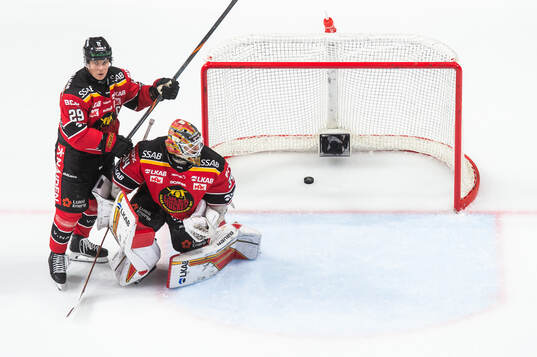 Luleås Erik Gustafsson och målvakt Joel Lassinantti deppar