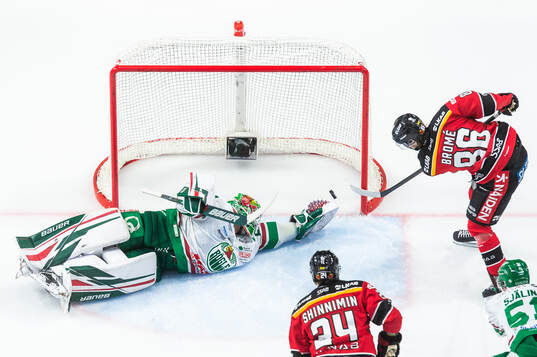 Luleås Mathias Bromé gör 4-4 på Rögles målvakt