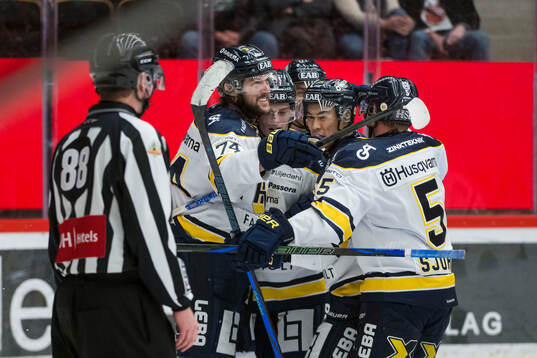 HV71s spelare jublar eter 2-3