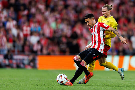 Nico Williams of Athletic Bilbao and Niklas Hult of Elfsborg