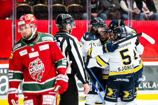 HV71s Oscar Fisker Molgaard jublar med lagkamrater