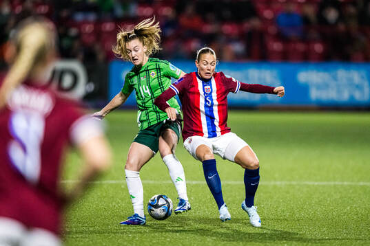 Lauren Wade of Northern Ireland and Guro Bergsvand of Norway