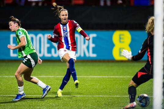 Caroline Graham Hansen of Norway scores the 0-3 goal