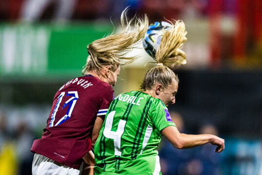 Emilie Woldvik of Norway and Rachel Dugdale of Northern