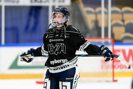 HV71s Julia Nearis deppar