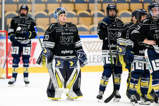 HV71s målvakt Viktorie Svejdova deppar