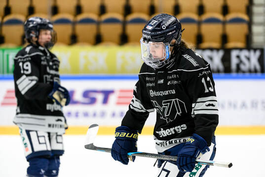 HV71s Julia Nearis deppar