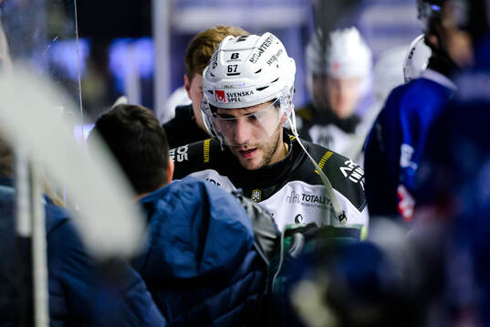 Västerås Konstantin Komarek lämnar isen