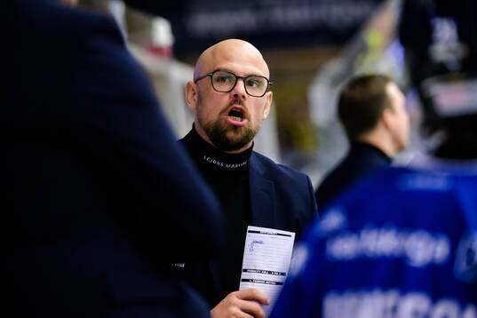 Karlskogas tränare Dennis Hall