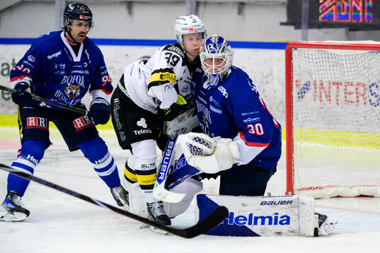 Västerås Elias Ekström och Karlskogas målvakt Samuel