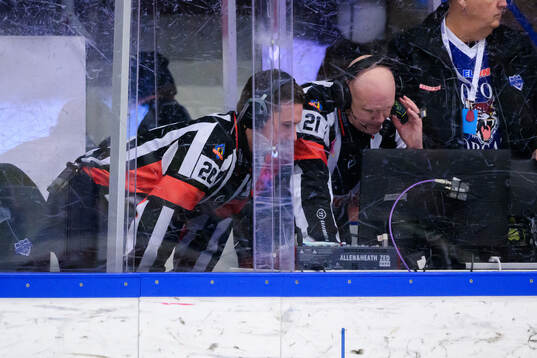 Domare Filip Granrud och Domare Anders Sandahl videogranskar