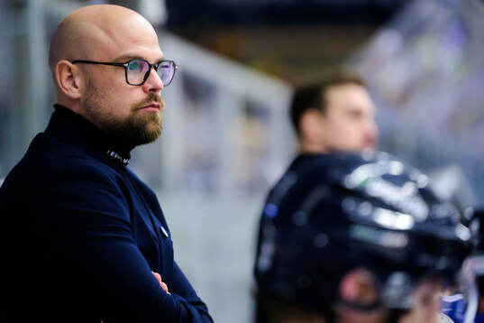 Karlskogas tränare Dennis Hall