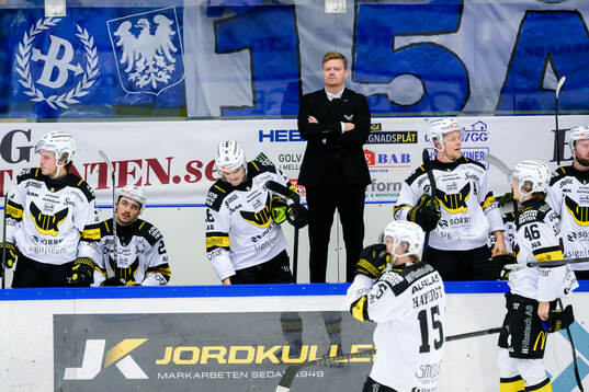 Västerås tränare Eric Karlsson deppar med spelare