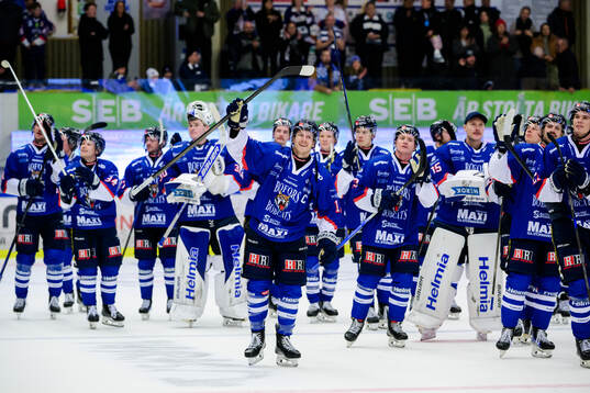 Karlskogas spelare jublar