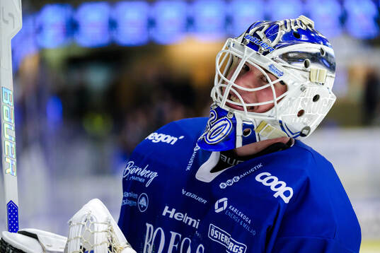 Karlskogas målvakt Samuel Jonsson jublar