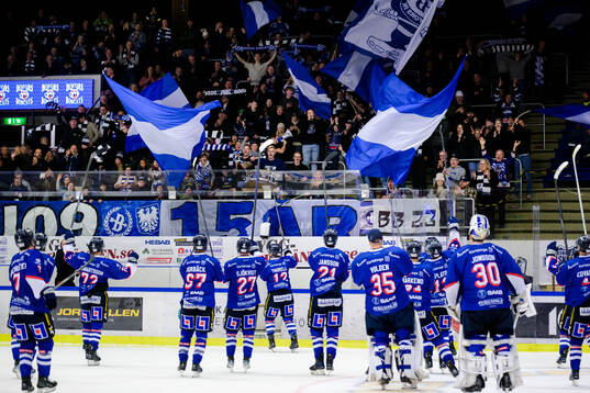 Karlskogas spelare jublar med publiken