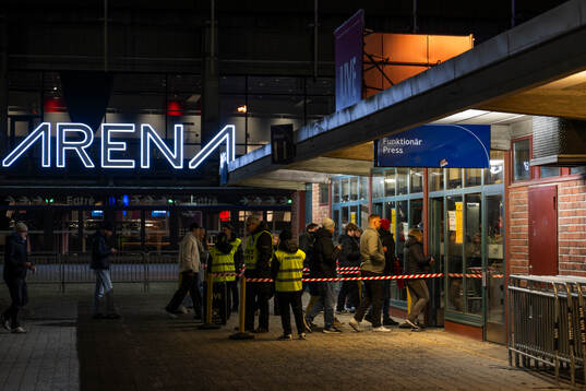 Supportrar utanför Hovet