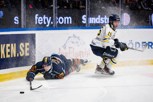 Djurgårdens David Blomgren och Södertäljes Albin Carlson