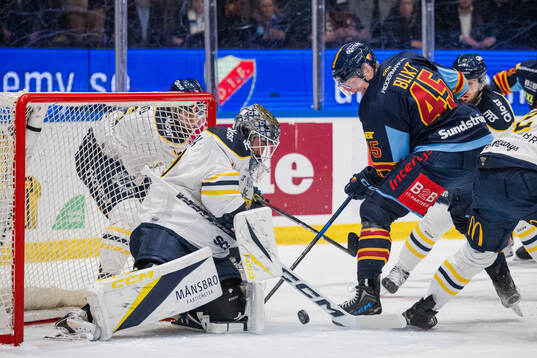 Djurgårdens Hugo Blixt och Södertäljes målvakt Frans