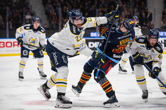 Södertäljes Nolan Stevens och Djurgårdens Marcus Krüger