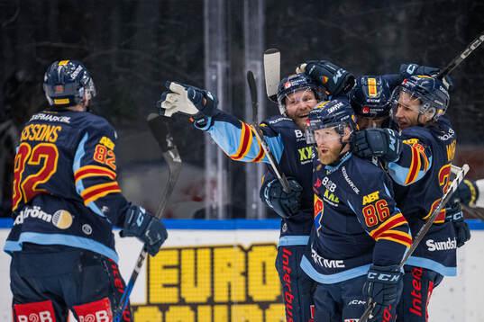 Djurgårdens Patrick Thoresen och Linus Klasen jublar